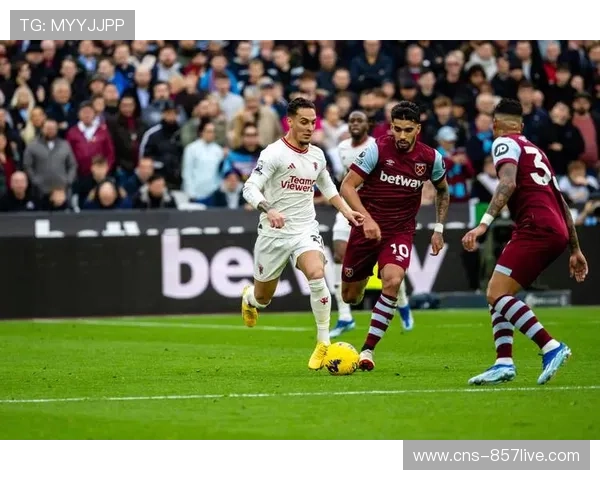 曼联对阵西汉姆联场边视角:教练传中手势指令频繁